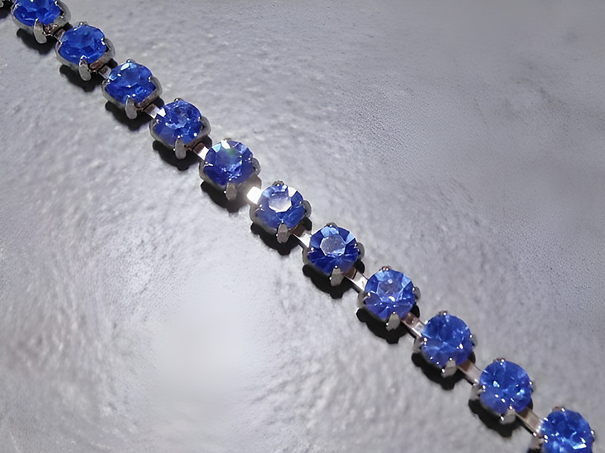 Elegantes Strass Armband in hellblau von Juwelier Harnisch, aus hochwertigem Strassschmuck gefertigt, verstellbar von 15,5 bis 18,5 cm, ideal für besondere Anlässe.