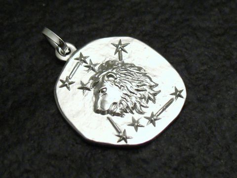Löwe Sternzeichen Anhänger aus Sterling Silber mit filigranem Löwenkopf und Sternen. Hersteller Juwelier Harnisch, ideal als besonderes Schmuckstück für Löwe-Geborene.