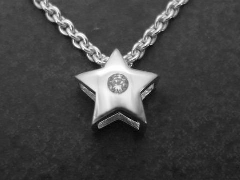 Stern Silber Anhänger aus Sterling Silber mit Zirkonia auf einer Kette, Hersteller Juwelier Harnisch, inspiriert von Sonne Mond Sterne. Elegant und funkelnd, ideales Schmuckstück.