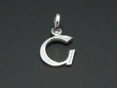 Buchstabe G Anhänger aus rhodiniertem Silber mit geschwungener Form, hergestellt von Juwelier Harnisch. Ideal als persönliches Schmuckstück oder Geschenk.