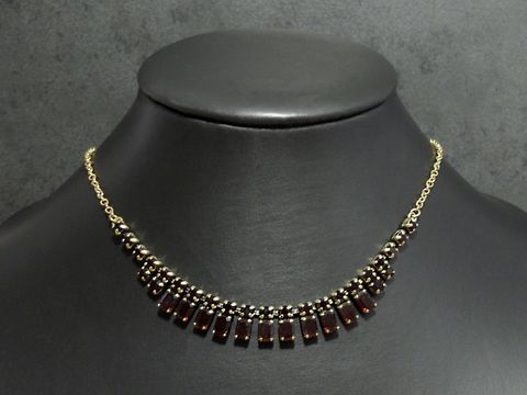 Filigrane Strasskette in Granatrot mit goldfarbener Fassung von Juwelier Harnisch, Länge 42,5 cm. Elegant und zeitlos, ideal für besondere Anlässe.