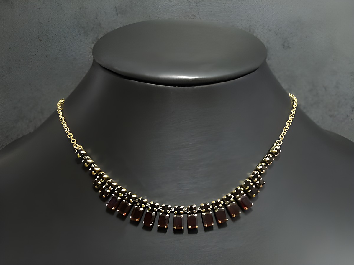 Filigrane Strasskette in Granatrot mit goldfarbener Fassung von Juwelier Harnisch, Länge 42,5 cm. Elegant und zeitlos, ideal für besondere Anlässe.