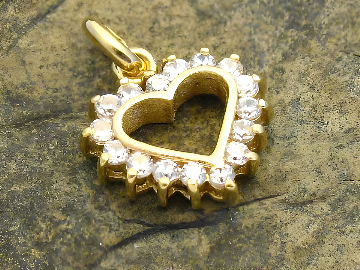 Gold Anhänger in Herzform mit Zirkonia-Steinen, Gold 333, Hersteller Juwelier Harnisch, idealer Schmuck für besondere Anlässe.