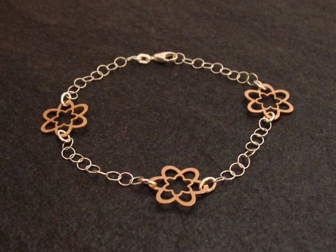 Armband Blume aus Sterling Silber mit Rosevergoldung, 19 cm lang, Hersteller Juwelier Harnisch, ohne Stein, zarte Blütenmuster verbunden mit feinem Gliederkettendesign.