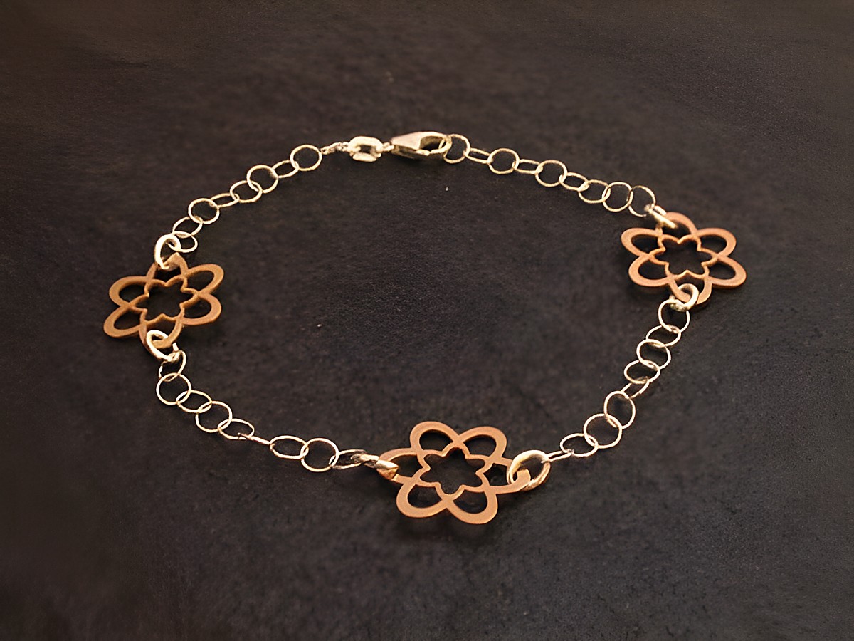 Armband Blume aus Sterling Silber mit Rosevergoldung, 19 cm lang, Hersteller Juwelier Harnisch, ohne Stein, zarte Blütenmuster verbunden mit feinem Gliederkettendesign.