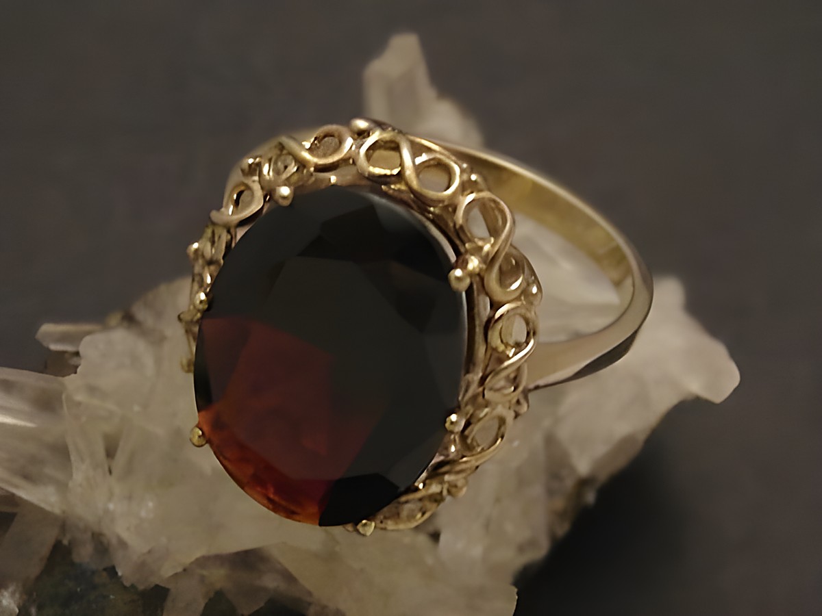 Goldring aus Gold 333 mit einem großen, ovalen Granat, Größe 54, Hersteller Juwelier Harnisch, filigrane Fassung, elegantes Design, ideal für besondere Anlässe.