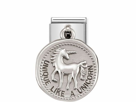Silberner Charm von Nomination mit einem eingravierten Einhorn und dem Text UNIQUE LIKE A UNICORN, Teil der Silver Shine Wishes Kollektion, geeignet für Schmuckliebhaber.