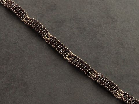 71391-0 Strass Armband weiblich in granatrot von Juwelier Harnisch, 20-22 cm, goldfarben, verziert mit glänzenden Strasssteinen, ideal für eleganten Schmuckstil.