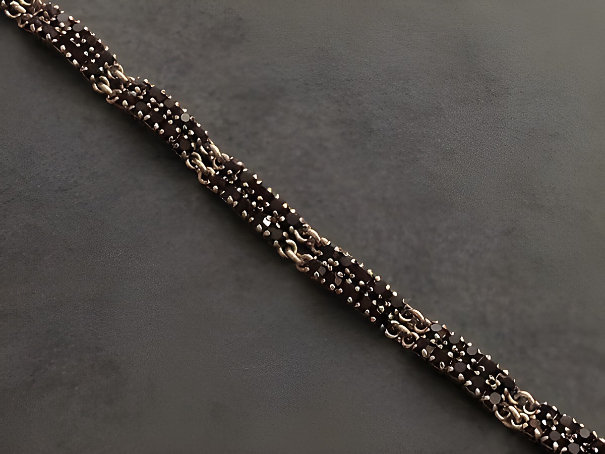 Strass Armband weiblich in granatrot von Juwelier Harnisch, 20-22 cm, goldfarben, verziert mit glänzenden Strasssteinen, ideal für eleganten Schmuckstil.