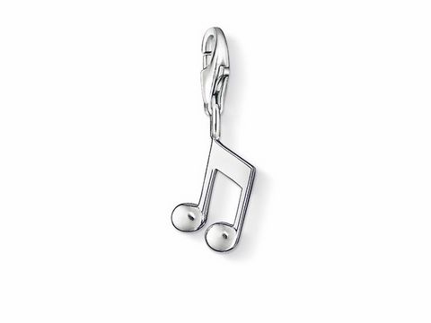 40000439-0 Der Thomas Sabo Note Charms Anhänger 0846-001-12 aus Silber zeigt eine stilisierte Notenform, die elegant und modern wirkt, perfekt für Musikliebhaber und als modisches Accessoire.