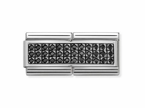Das Bild zeigt das schwarze Composable DOUBLE Classic Armbandglied von Nomination, das mit funkelnden, schwarzen Steinen verziert ist und eine moderne, elegante Optik bietet.