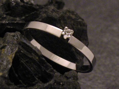 Goldring zart Gold 333 Zirkonia Gr. 54,5 Hersteller Juwelier Harnisch bis Gr. 56 18, eleganter Schmuck mit funkelndem Stein, vor dunklem Hintergrund präsentiert.