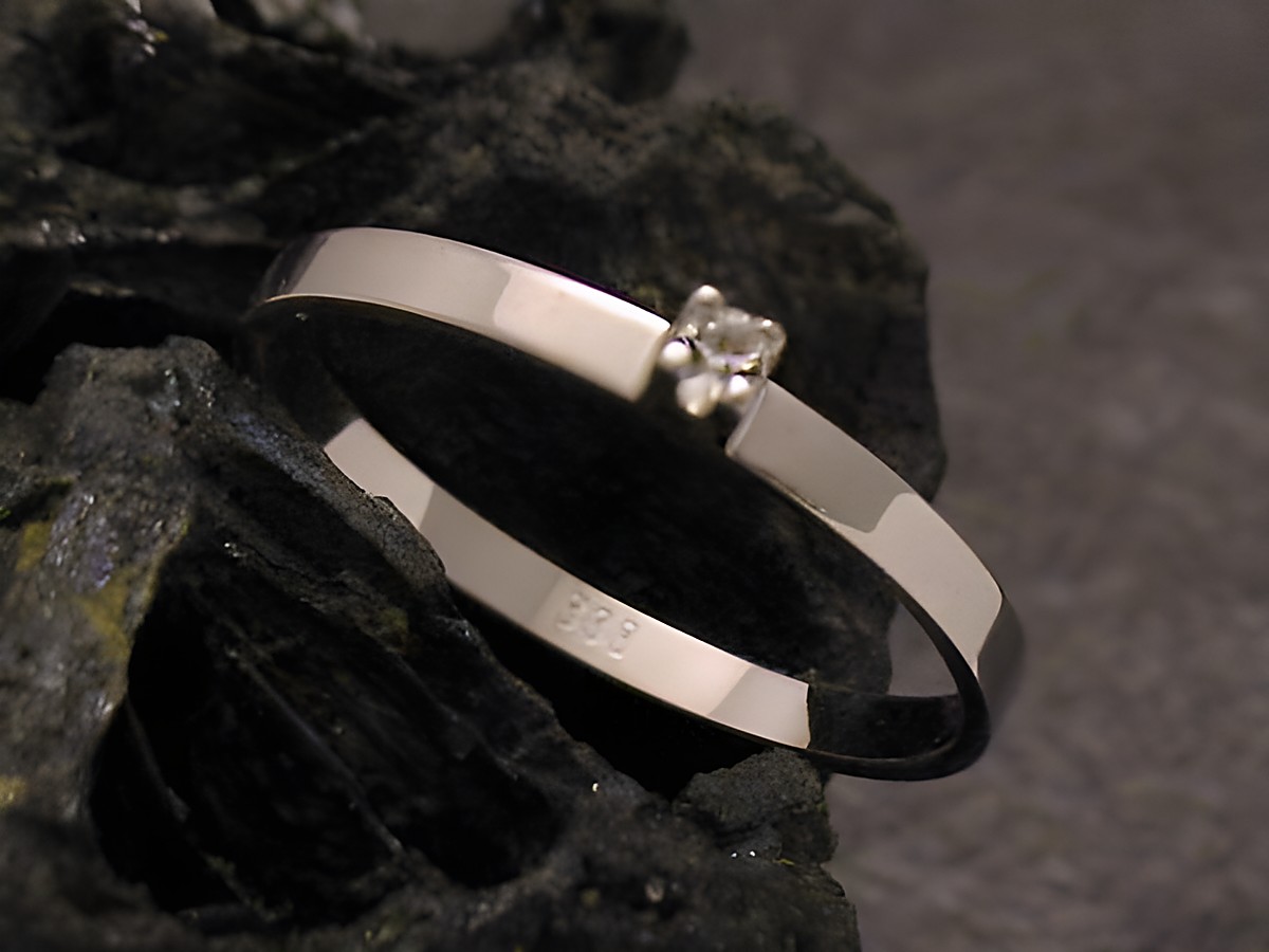 Goldring zart Gold 333 Zirkonia Gr. 54,5 Hersteller Juwelier Harnisch bis Gr. 56 18, eleganter Schmuck mit funkelndem Stein, vor dunklem Hintergrund präsentiert.