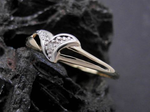 Gold Ring niedlich Gold 585 bicolor mit Diamant Goldring Größe 56,5 Hersteller Juwelier Harnisch bis Größe 58/18,5 auf schwarzem Hintergrund.