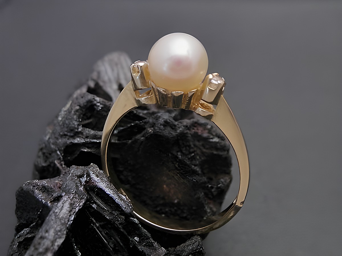 Gold Perlen Ring attraktiv Gr. 56,5 7,4 mm Zuchtperle Zirkonia Gold 333 Hersteller Juwelier Harnisch bis Gr. 58/18,5 elegant und stilvoll auf dunklem Untergrund abgebildet. – Ansicht 2
