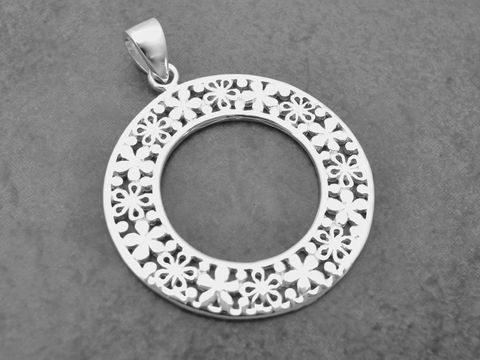 Runder Silber Anhänger mit floralen Muster, hergestellt von Juwelier Harnisch, zeigt filigrane Motive und eine klare Mitte für persönlichen Ausdruck.