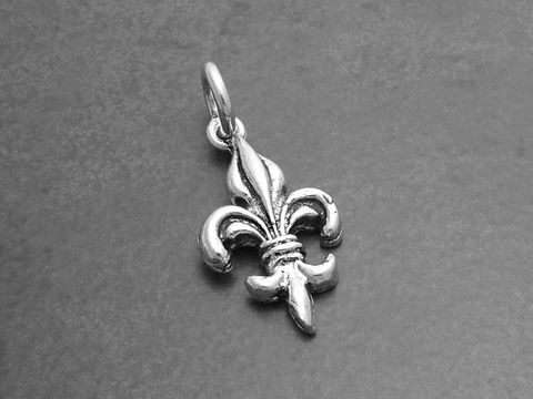 Kleines flaches Blütenornament Blüten-Silber Anhänger von Juwelier Harnisch, stilvoll und detailliert gearbeitet, ideal für eine elegante Schmuckkollektion.