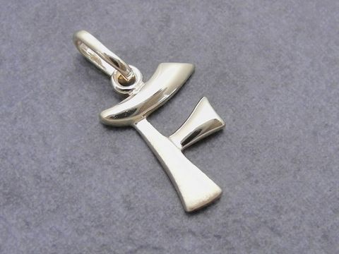 Buchstabenanhänger F teilmattiert aus Gold 333, hergestellt von Juwelier Harnisch, mit modernem Design und klarer Form, ideal als Schmuckstück oder Geschenk.