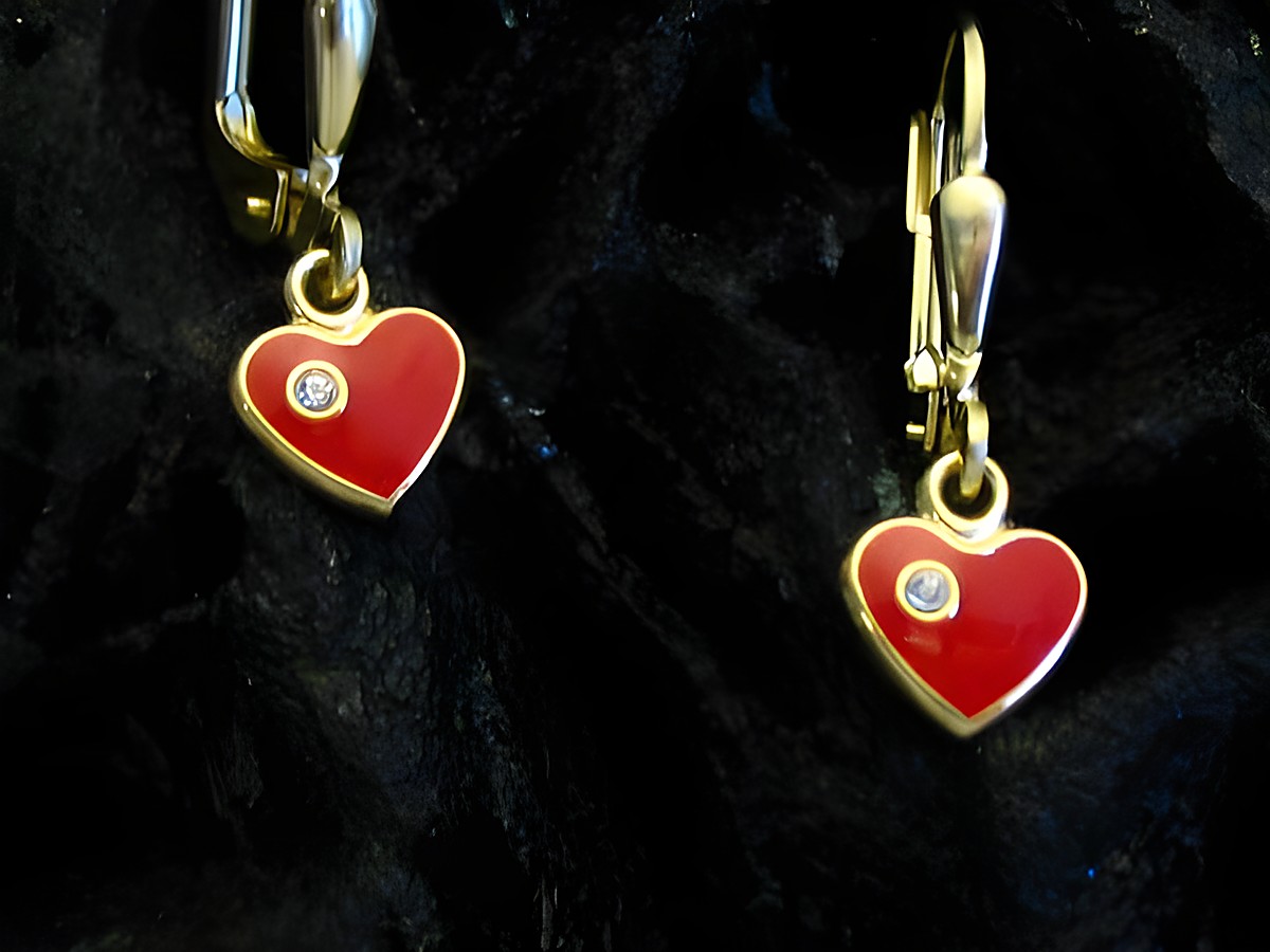 Herz emaillierte Gold Ohrhänger mit Kristall für Kinder, Hersteller Juwelier Harnisch, zierliche Ohrringe in Herzform mit einer roten Emaille-Oberfläche und funkelndem Kristall.
