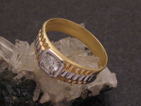 Ring Gold prächtig Zirkonia Gr. 64,5 Hersteller Juwelier Harnisch über Gr. 60/19 glänzender goldener Ring mit einem quadratischen Zirkonia in der Mitte und eleganter Bandverzierung.