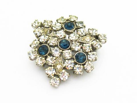 Strass Brosche in eckiger Form, kombiniert in Blau und Weiß, gefasst, neu, erstellt vom Juwelier Harnisch, ideal für elegante Akzente. Perfekte Ergänzung für jedes Outfit.