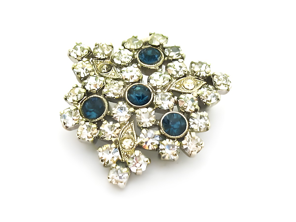Strass Brosche in eckiger Form, kombiniert in Blau und Weiß, gefasst, neu, erstellt vom Juwelier Harnisch, ideal für elegante Akzente. Perfekte Ergänzung für jedes Outfit.