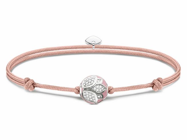 Ein rosa-pinkes Textilarmband mit einem eleganten Karma Bead aus Silber, verziert mit Zirkonia. Das Armband ist aus Nylon gefertigt und hat eine maximale Länge von 22 cm.