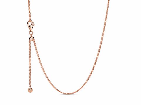 Roségold vergoldete Kette von Pandora mit Schiebeverschluss, Länge 60 cm, elegantes Design, ideal für vielseitige Anhänger und Kombinationen. Perfekte Ergänzung für jedes Schmuckkästchen.