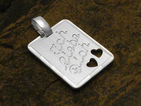 Gravurplatte Ich liebe dich Herzen Anhänger Sterling Silber, mit eingravierter Schrift und zwei kleinen Herzen, stilvoll und liebevoll gestaltet von Juwelier Harnisch.