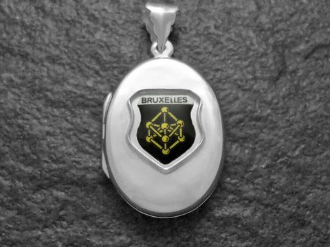 Silbernes Medaillon mit dem Wappen von Luxemburg, das in der Mitte ein schwarzes Schild mit gelben Symbolen und der Aufschrift Bruxelles zeigt, gefertigt von Juwelier Harnisch.