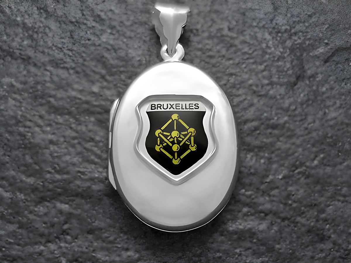 Silbernes Medaillon mit dem Wappen von Luxemburg, das in der Mitte ein schwarzes Schild mit gelben Symbolen und der Aufschrift Bruxelles zeigt, gefertigt von Juwelier Harnisch.