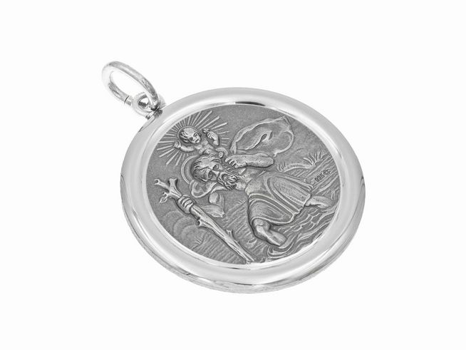 Runder Anhänger aus Sterling Silber mit einer prägenden Darstellung von Christophorus, dem Schutzpatron, mit einer Szene, die seine legendäre Geschichte illustriert.