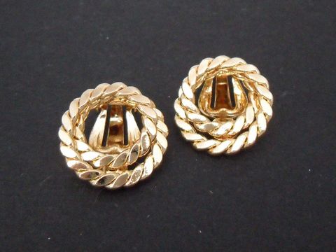 71933-0 Zeitloser Ohrclip mit einem Durchmesser von 17,3 mm in goldfarbener Ausführung mit echter Goldauflage, hergestellt vom Juwelier Harnisch. Elegantes Design für jeden Anlass.