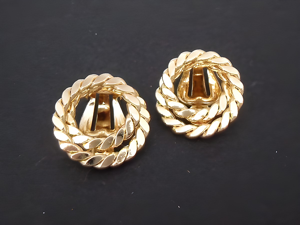 Zeitloser Ohrclip mit einem Durchmesser von 17,3 mm in goldfarbener Ausführung mit echter Goldauflage, hergestellt vom Juwelier Harnisch. Elegantes Design für jeden Anlass.