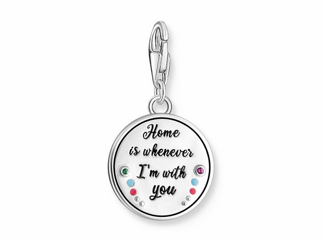 Charm-Anhänger in Silber mit bunten Emaille-Akzenten und Zirkonia-Steinen, geprägt mit der Aufschrift Home is whenever I'm with you, designed von Thomas Sabo.