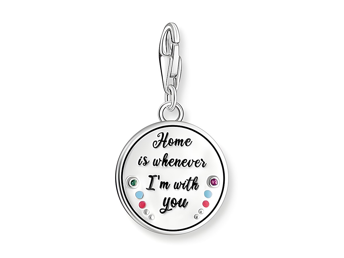 Charm-Anhänger in Silber mit bunten Emaille-Akzenten und Zirkonia-Steinen, geprägt mit der Aufschrift Home is whenever I'm with you, designed von Thomas Sabo. – Ansicht 2