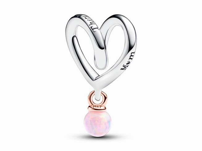 Ein silbernes, bicolor charm in Form eines Herz mit eingraviertem Wort "Mom" und einem rosa opalähnlichen Anhänger aus synthtischem Opal.