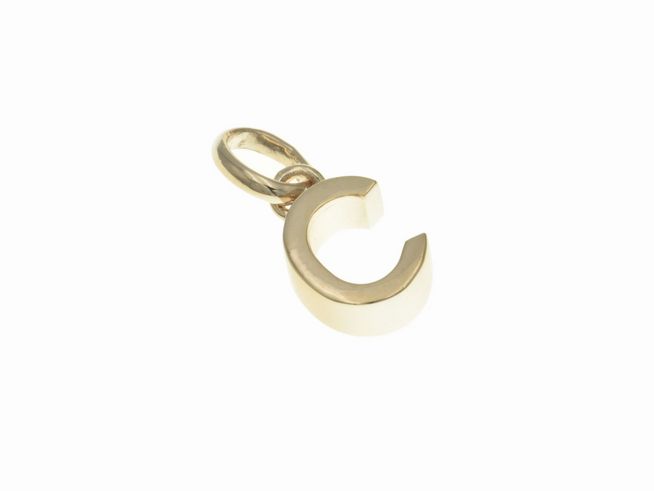 Anhänger aus poliertem Sterling Silber in Roségold mit dem Buchstaben C, hergestellt von Juwelier Harnisch, elegantes und modernes Design ideal für personalisierte Schmuckstücke.