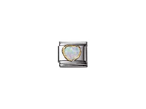 Classic STEINE HERZ OPAL WEISS von Nomination zeigt ein herzförmiges Design in edlem Opal mit goldfarbener Umrandung, das auf einer silbernen Basis montiert ist.