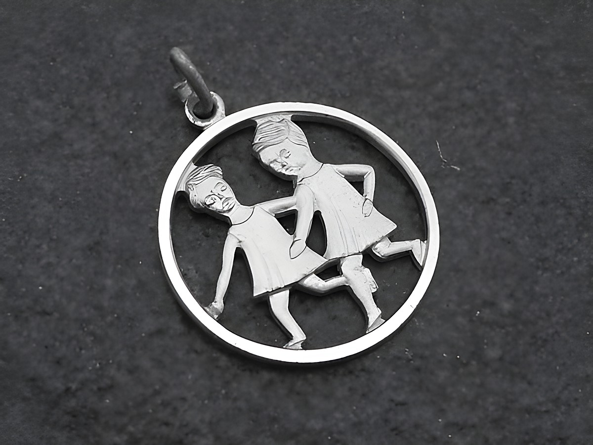 Silber Anhänger rund mit dem Sternzeichen Zwillinge, gefertigt vom Juwelier Harnisch, zeigt zwei figurative Darstellungen in einem geschlossenen Kreis.
