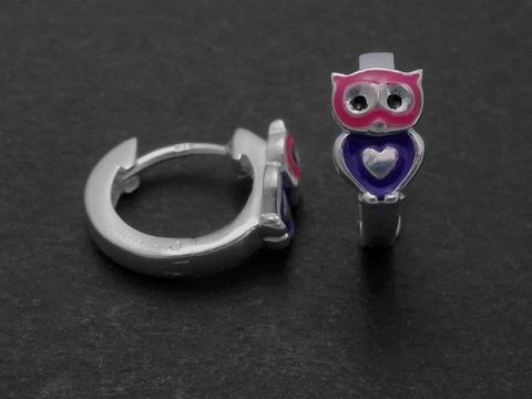 Silberne Ohrringe in Form von Creolen mit einer rosa-lila-schwarzen Eule aus Lack, hergestellt von Juwelier Harnisch, speziell designed für Kinder.