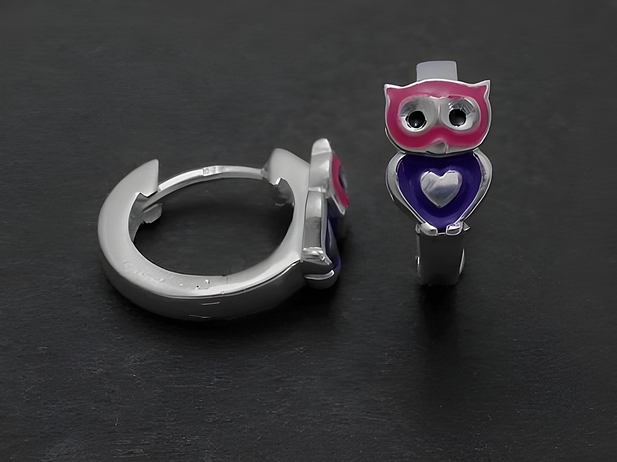 Silberne Ohrringe in Form von Creolen mit einer rosa-lila-schwarzen Eule aus Lack, hergestellt von Juwelier Harnisch, speziell designed für Kinder.