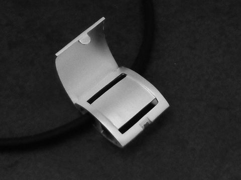 Modernes unisex Silber Medaillon von Juwelier Harnisch, mattierte Oberfläche, besondere Formgebung, ideal für individuelle Schmuckdesigns.