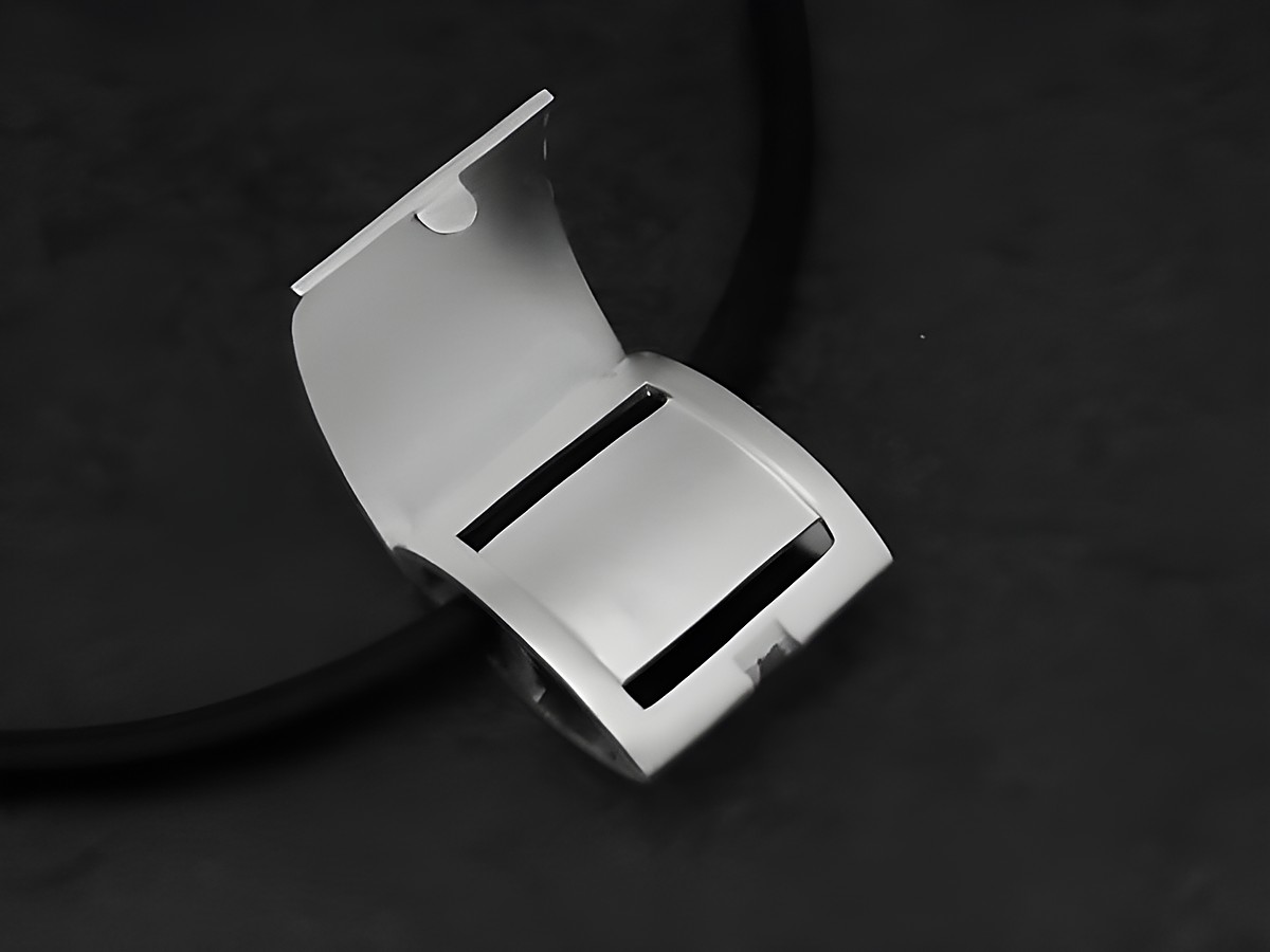 Modernes unisex Silber Medaillon von Juwelier Harnisch, mattierte Oberfläche, besondere Formgebung, ideal für individuelle Schmuckdesigns. – Ansicht 2