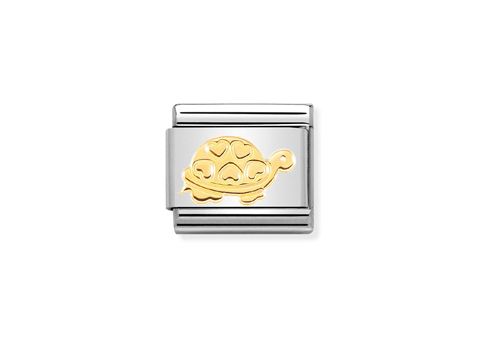Die Abbildung zeigt ein Schmuckstück von Nomination Classic in Gold mit der Darstellung einer Schildkröte, die mit Herzen verziert ist. Das Stück hat eine silberne Basis.
