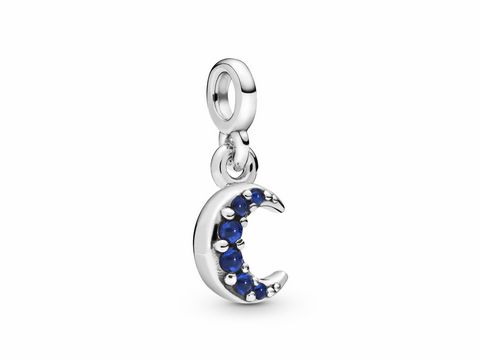 Silberner Charm von Pandora in Halbmondform mit blauen und weißen Kristallen, ideal für persönliche Schmuckkollektionen, Herstellernummer 798375NBT.