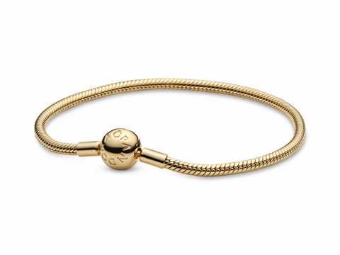 Pandora Armband 568748C00 in 21 cm aus glänzendem SHINE Metall, elegantes Design mit verschließbarem Clipverschluss, für individuelle Charms und persönliche Stilgestaltung.
