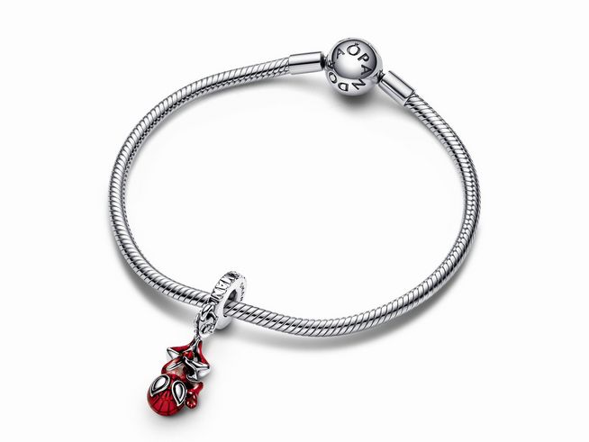 Pandora Marvel Spider-Man Charm aus Sterling Silber mit mehrfarbiger Emaille, präsentiert an einem eleganten Armband, ergänzt das Schmuckstück eindrucksvoll.