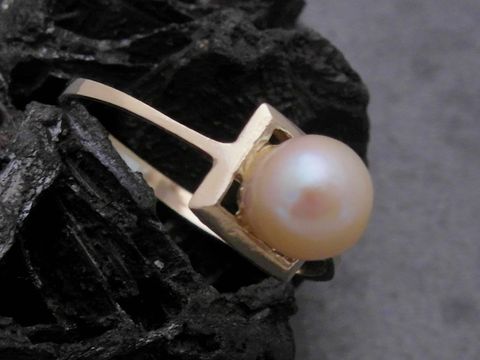 Imposanter Goldring mit Zuchtperle von 6,2 mm in Gold 333, Größe 52. Hersteller: Juwelier Harnisch, ideal bis Größe 52. Elegantes Design auf schwarzem Hintergrund.