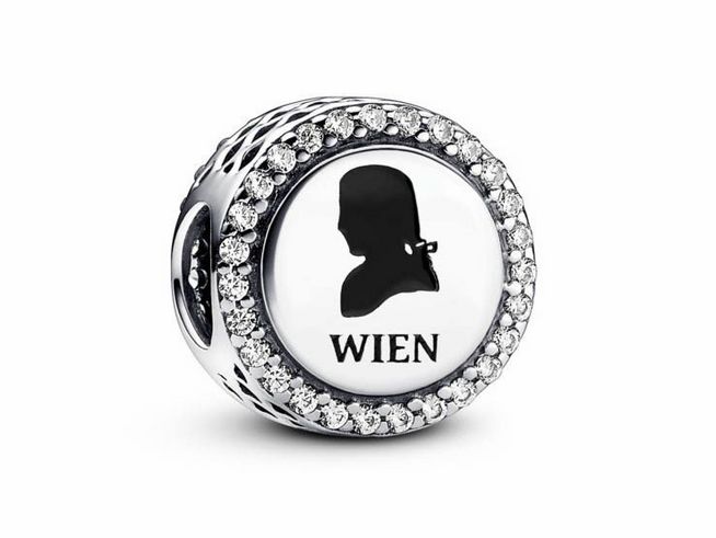 Silberner Charm mit Zirkonia und Emaille, zeigt ein Silhouette-Design mit dem Schriftzug Wien, inspiriert von Mozarts Symphonie, elegant und stilvoll.
